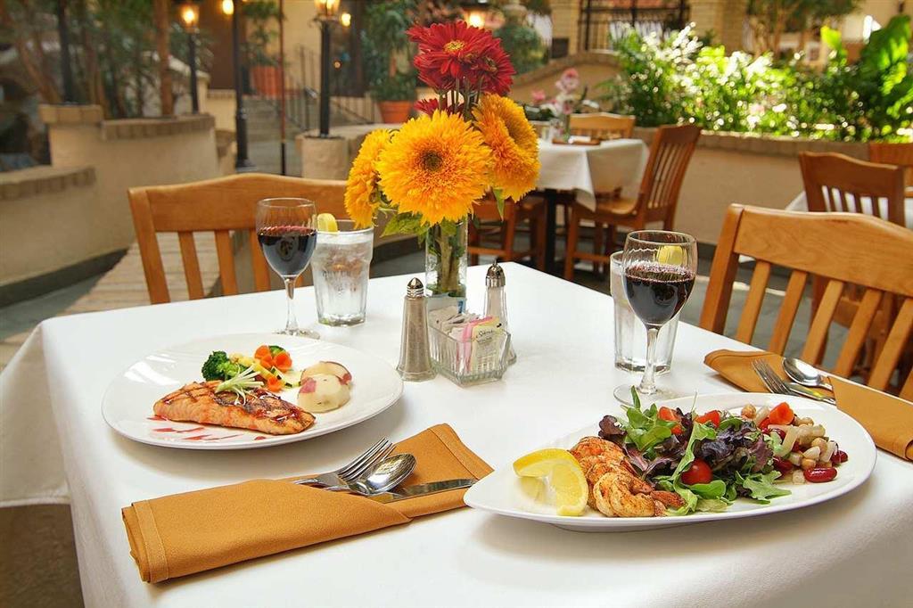 Embassy Suites Baton Rouge Restoran fotoğraf